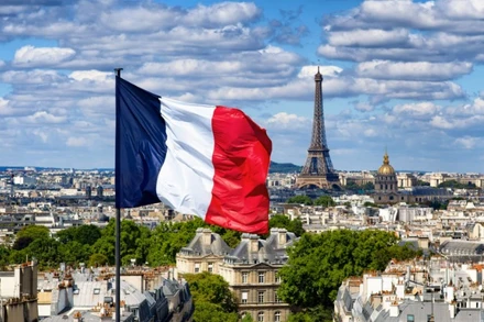 [Video] "Núi nợ" phình to, Pháp bị hạ bậc tín nhiệm