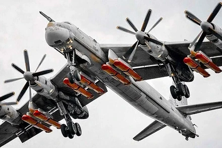 [Video] Máy bay ném bom TU-95MS của Nga tuần tra trên biển Nhật Bản