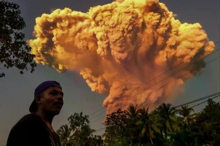 [Video] Núi lửa phun trào: Bali hủy hàng chục chuyến bay, sơ tán người dân