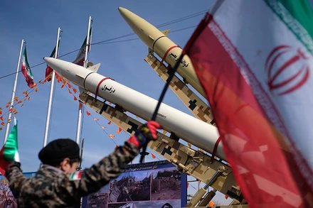 [Video] Iran cảnh báo dân thường Israel sơ tán khẩn cấp, tuyên bố “cuộc chiến bắt đầu”