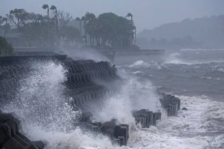 [Video] Bão Halong gây mưa kỷ lục và gió giật gần 200 km/h tại Nhật Bản