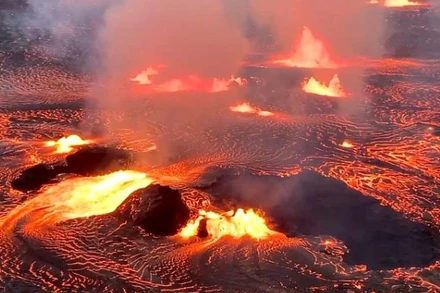 [Video] Núi lửa Kilauea, Hawaii phun trào mạnh, cột dung nham cao hàng trăm mét