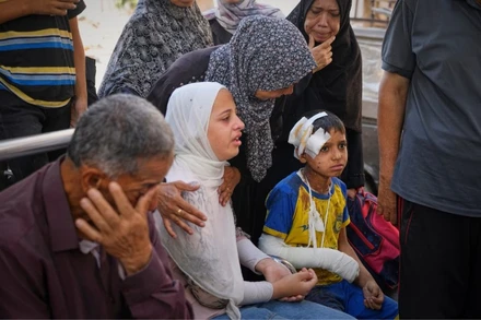 [Video] Israel nổ súng, pháo kích vào dòng người chờ cứu trợ tại Dải Gaza