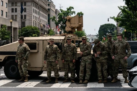 [Video] Thiết giáp Vệ binh Quốc gia Mỹ tiến vào Thủ đô theo lệnh tổng thống Trump