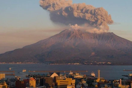 [Video] Núi lửa Sakurajima phun cột tro cao tới 4,4 km, Nhật Bản hủy hàng loạt chuyến bay