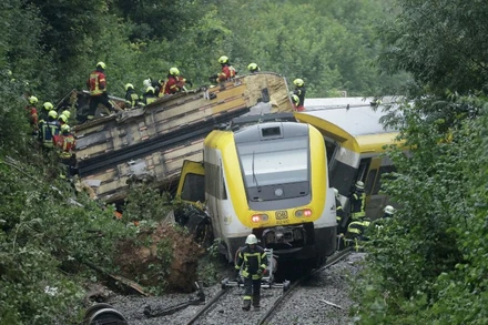 [Video] Hơn 50 người thương vong trong vụ tai nạn tàu hỏa ở Đức
