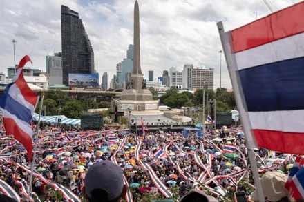 [Video] Sức ép bao trùm chính trường Thái Lan