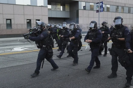 [Video] Los Angeles, Mỹ phong tỏa trung tâm, mạnh tay trấn áp biểu tình