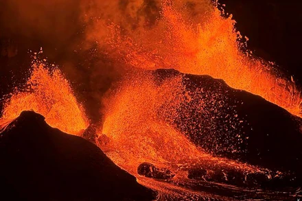 [Video] Khoảnh khắc núi lửa hoạt động mạnh nhất thế giới phun trào trở lại tại Hawaii