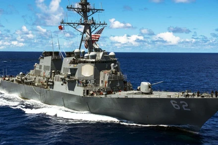 [Video] Tàu khu trục Mỹ “chạm trán” trực thăng Iran gần Vịnh Oman 