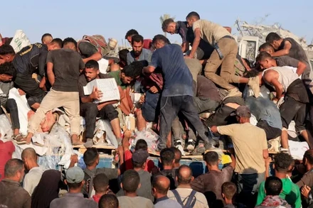 [Video] Giẫm đạp vì hàng cứu trợ trên không tại Dải Gaza 