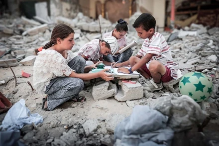 [Video] Trẻ em Dải Gaza gánh trách nhiệm mưu sinh hậu xung đột 