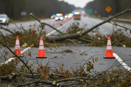 [Video] Gió giật mạnh trên 100km/h tàn phá Tây Ban Nha 