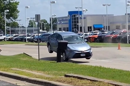 [Video] Đường nứt vì nắng nóng, ô tô bị hất tung giữa phố Mỹ