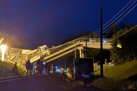 [Video] Sập cầu gần biên giới Nga - Ukraine, tàu khách bị vùi lấp