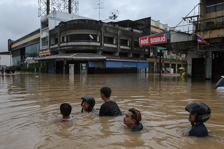 [Video] Hơn 1.000 người thiệt mạng và mất tích do mưa lũ liên tiếp khắp châu Á