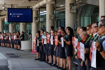 [Video] Cuộc đình công của 10 nghìn tiếp viên khiến hãng hàng không lớn nhất Canada tê liệt 