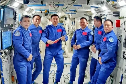 [Video] Trung Quốc hoãn ngày trở về của Tàu Thần Châu 20 do nghi va chạm