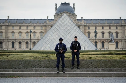 [Video] Pháp bắt giữ nghi phạm trong vụ trộm bảo tàng Louvre 