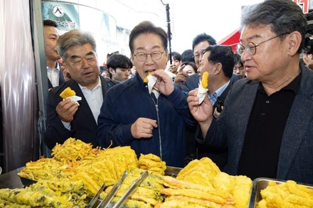 [Video] Lý do Hàn Quốc phát tiền miễn phí, khuyến khích người dân ra ngoài ăn hàng