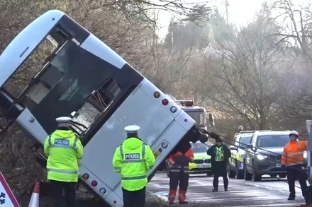 [Video] Bi kịch cuối năm học tại Anh: Tai nạn xe buýt trường học gây thương vong lớn 
