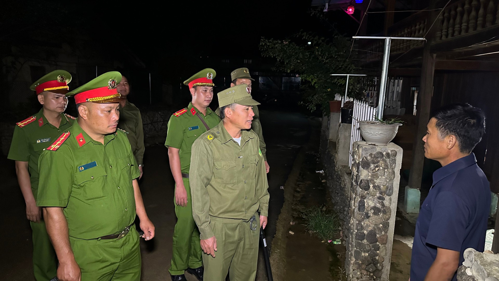Lực lượng an ninh trật tự ở cơ sở đồng hành cùng lực lượng công an tăng cường tuần tra, kiểm soát địa bàn. 2-8250.jpg