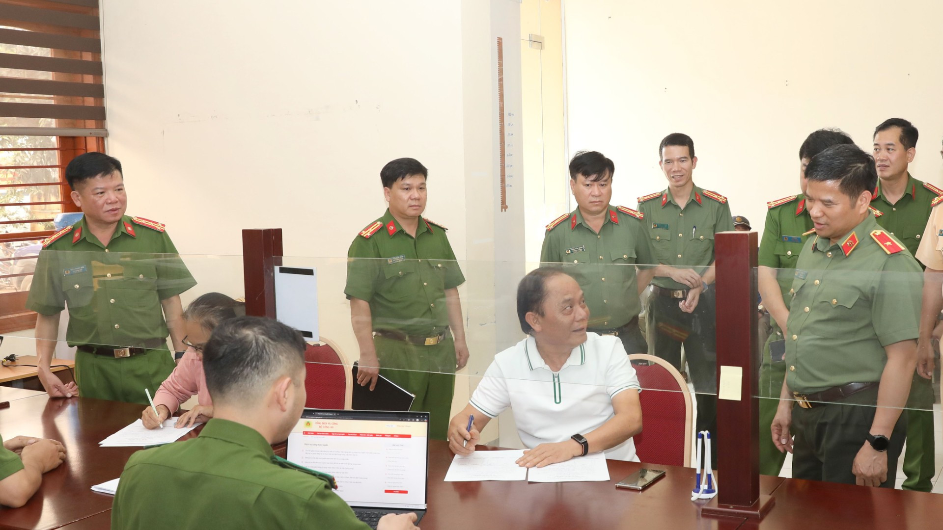 Lãnh đạo Công an tỉnh Sơn La kiểm tra hoạt động sau sáp nhập của lực lượng công an các xã, phường. 4-723.jpg