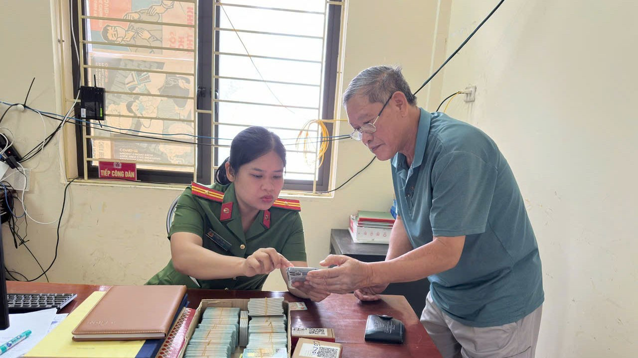 Cán bộ công an xã Mai Sơn hướng dẫn người dân thực hiện thủ tục hành chính. 3-3482.jpg