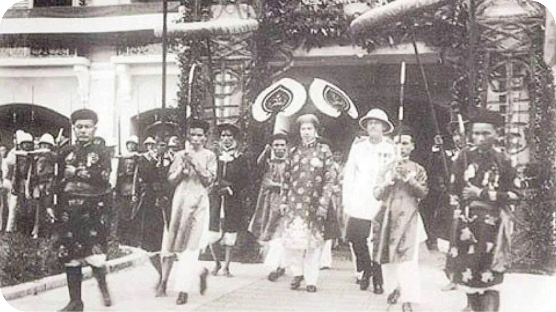 Vua Bảo Đại, vị vua cuối cùng của chế độ phong kiến đã tồn tại hàng ngàn năm ở Việt Nam, vào chiều 30/8/1945 thoái vị, mở ra một trang sử mới của dân tộc. (Ảnh TTXVN) thiet-ke-chua-co-ten-7-7782.png