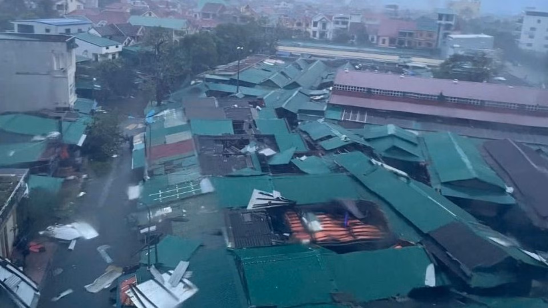 Khu vực chợ Hưng Dũng có nhiều ki-ốt tốc mái.