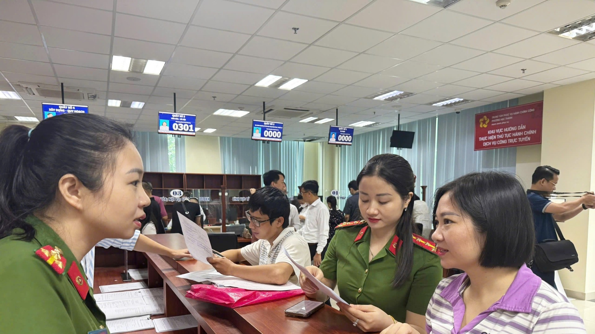 Công an phường Hạc Thành hỗ trợ người dân ứng dụng các tiện ích trên VNeID. anh-sua-1-143.jpg