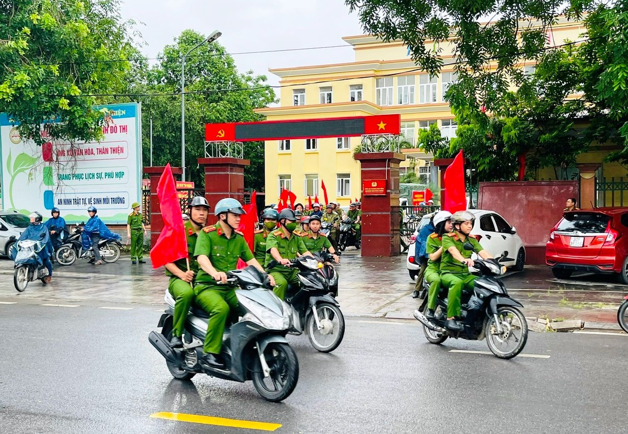 Công an phường Hàm Rồng ra quân hỗ trợ người dân giải quyết thủ tục hành chính. ah-sua-2.jpg