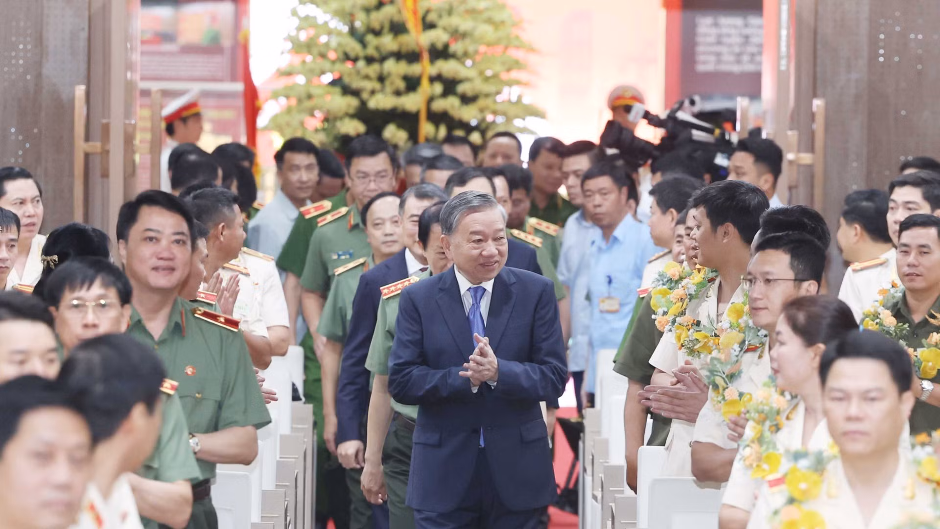 Tổng Bí thư Tô Lâm dự gặp mặt các điển hình tiên tiến dự Đại hội thi đua ”Vì An ninh Tổ quốc” lần thứ IX. (Ảnh: Thống Nhất/TTXVN)