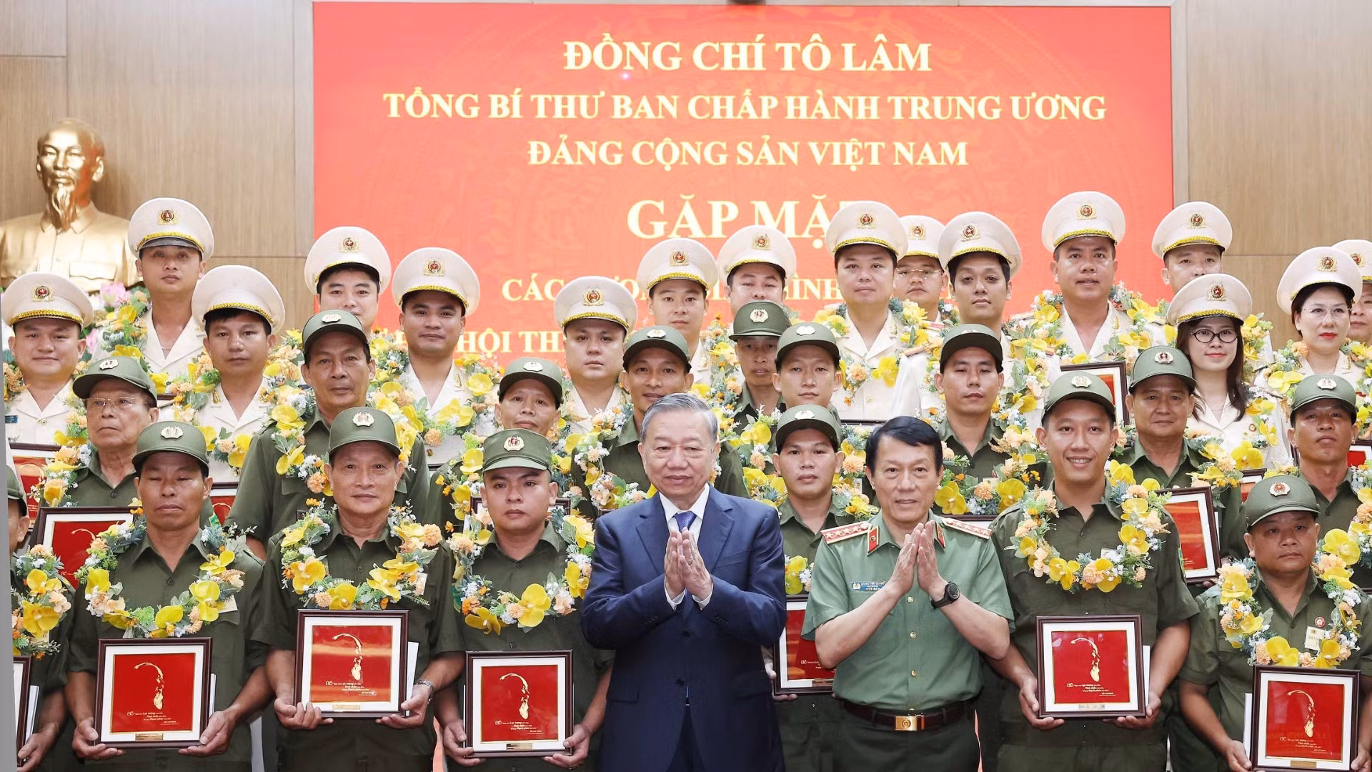 vna-potal-tong-bi-thu-to-lam-gap-mat-cac-dien-hinh-tien-tien-du-dai-hoi-thi-dua-vi-an-ninh-to-quoc-lan-thu-ix-8188675-8412.jpg