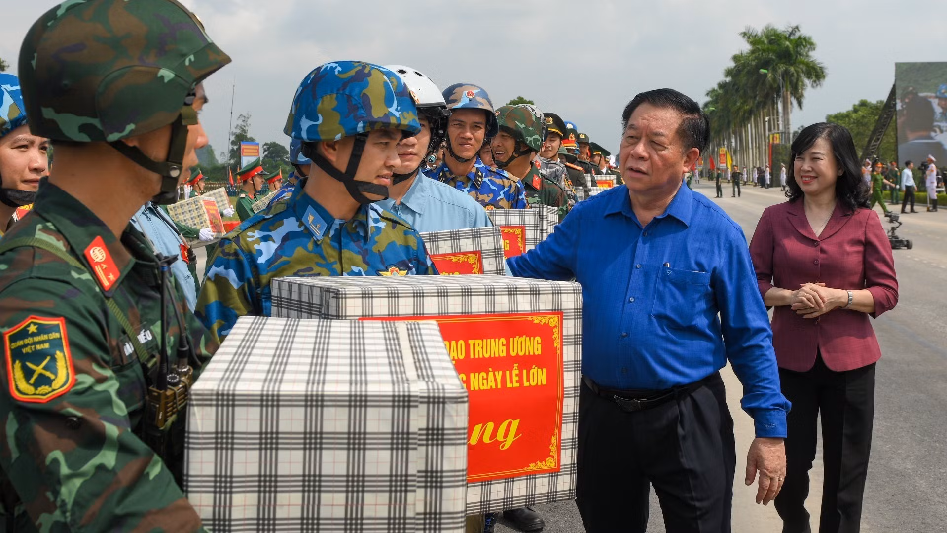 Đồng chí Nguyễn Trọng Nghĩa, Ủy viên Bộ Chính trị, Bí thư Trung ương Đảng, Trưởng Ban Tuyên giáo và Dân vận Trung ương, Phó Trưởng ban Thường trực Ban Chỉ đạo Trung ương kỷ niệm các ngày lễ lớn và sự kiện quan trọng của đất nước trong 3 năm (2023-2025) động viên các chiến sĩ tham gia diễu binh, diễu hành.