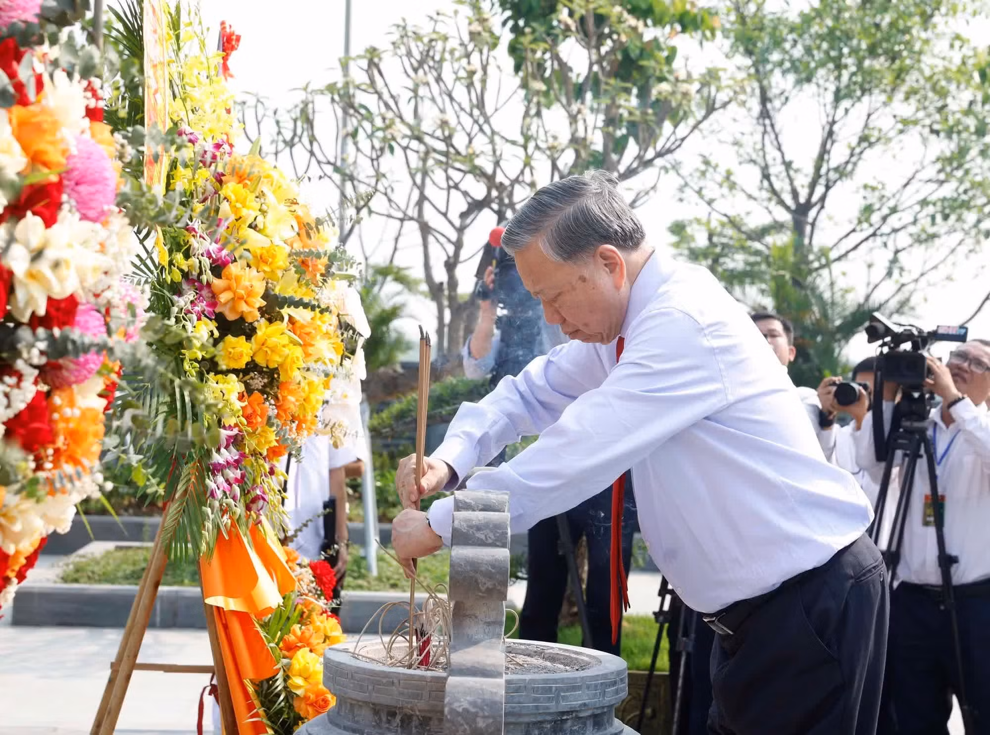 vna-potal-chu-tich-nuoc-to-lam-vdang-hoa-dang-huong-khu-mo-va-khu-luu-niem-tong-bi-thu-ha-huy-tap-8715476.jpg