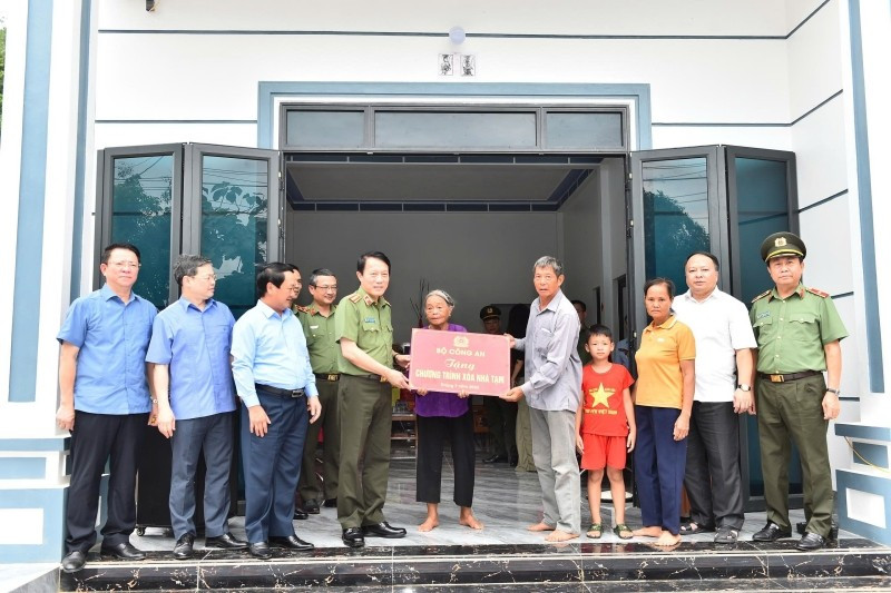 1anh-lanh-dao-tinh-cung-lanh-dao-bo-cong-an-trao-nha-cho-ho-ngheo-tai-xa-minh-thanh.jpg
