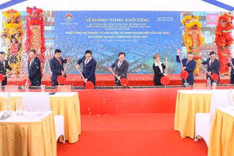 Các đồng chí lãnh đạo tỉnh Hà Tĩnh cùng nhà đầu tư thực hiện nghi thức động thổ dự án đầu tư xây dựng và kinh doanh kết cấu hạ tầng Khu Công nghiệp Vinhomes Vũng Áng.