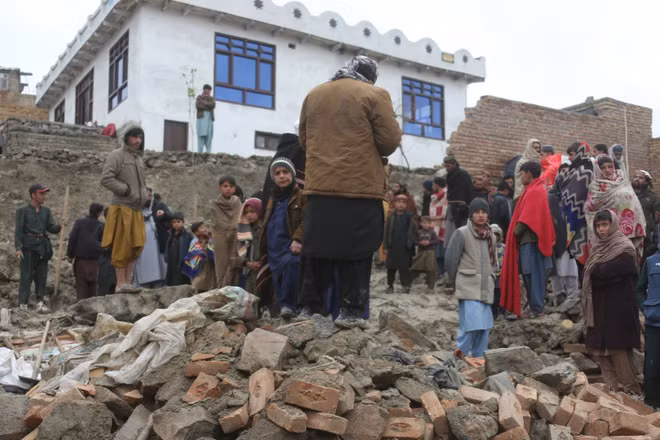 Toà nhà bị sập trong trận động đất tại tỉnh Kabul, Afghanistan ngày 4/4/2026. (Ảnh: THX/TTXVN)