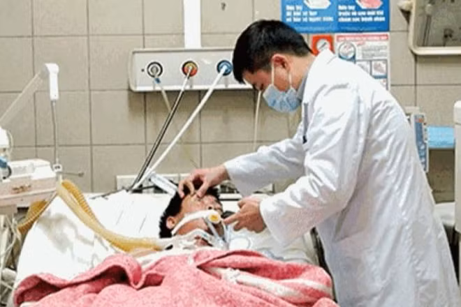 Điều trị cho bệnh nhân ngộ độc rượu tại Trung tâm Chống độc - Bệnh viện Bạch Mai. (Ảnh minh họa)