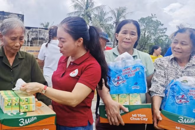 Hội Chữ thập đỏ tỉnh Thanh Hóa hỗ trợ người dân bị ảnh hưởng do cơn bão số 10.