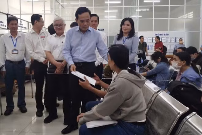 Bí thư Thành ủy Thành phố Hồ Chí Minh Trần Lưu Quang thăm hỏi người dân đến làm thủ tục hành chính.