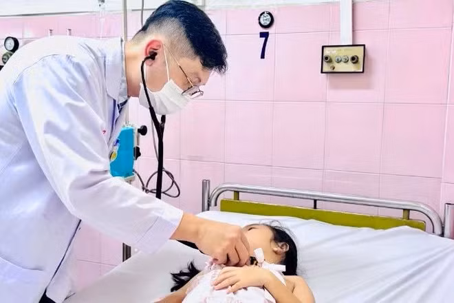 Một trường hợp ngộ độc thực phẩm phải nhập viện điều trị tại Bệnh viện Nhân dân Gia Định, Thành phố Hồ Chí Minh. (Ảnh minh họa)