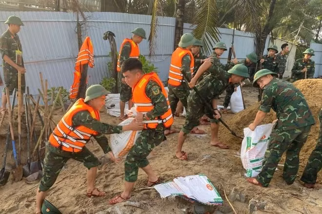 Cán bộ, chiến sĩ Trung đoàn 971, Bộ Chỉ huy quân sự thành phố Đà Nẵng khắc phục sự cố kè biển ở An Bàng, thành phố Hội An bị sạt lở nghiêm trọng do ảnh hưởng của cơn bão số 12.