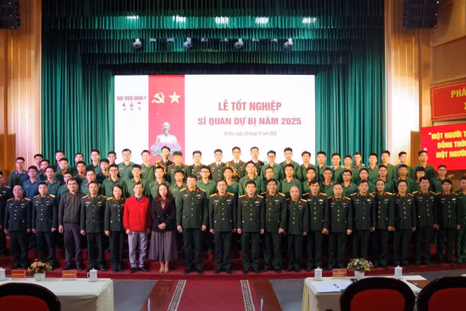 Các đại biểu dự lễ tốt nghiệp chụp ảnh cùng các tân Sĩ quan dự bị.