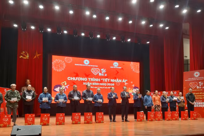 Đồng chí Phạm Tất Thắng, Phó Trưởng Ban Tuyên giáo và Dân vận Trung ương và đồng chí Đặng Xuân Phong, Bí thư Tỉnh ủy Ninh Bình trao quà cho người dân.