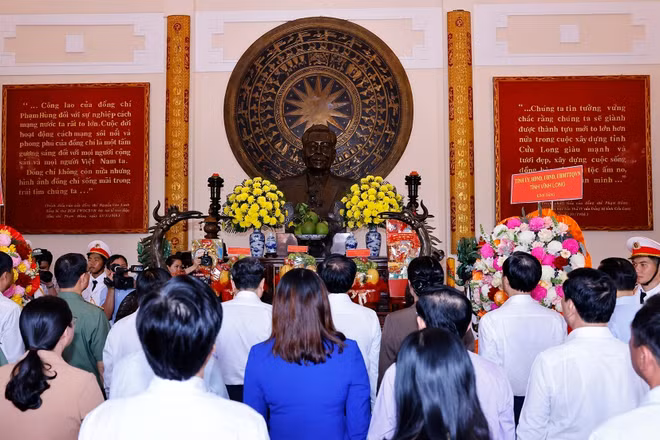 Chủ tịch Quốc hội Trần Thanh Mẫn tưởng nhớ đồng chí Phạm Hùng. (Ảnh: TTXVN)