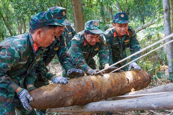 Đưa bom lên xe vận chuyển đến khu tập kết hủy nổ.