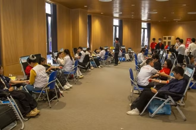 Nhiều người tham gia hiến máu không giấu được niềm vui và sự tự hào khi góp một phần sức mình cho cộng đồng.