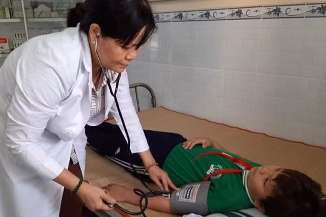 Tham gia bảo hiểm y tế, ngoài được chi trả các chi phí khi đi khám, chữa bệnh tại các cơ sở y tế, học sinh, sinh viên còn được hưởng quyền lợi chăm sóc sức khỏe ban đầu tại nhà trường. (Ảnh: TTXVN)